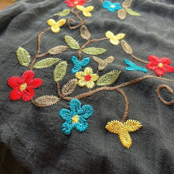 Vintage embroidered Floral Top with colorful buttons - Picture 7 of 17